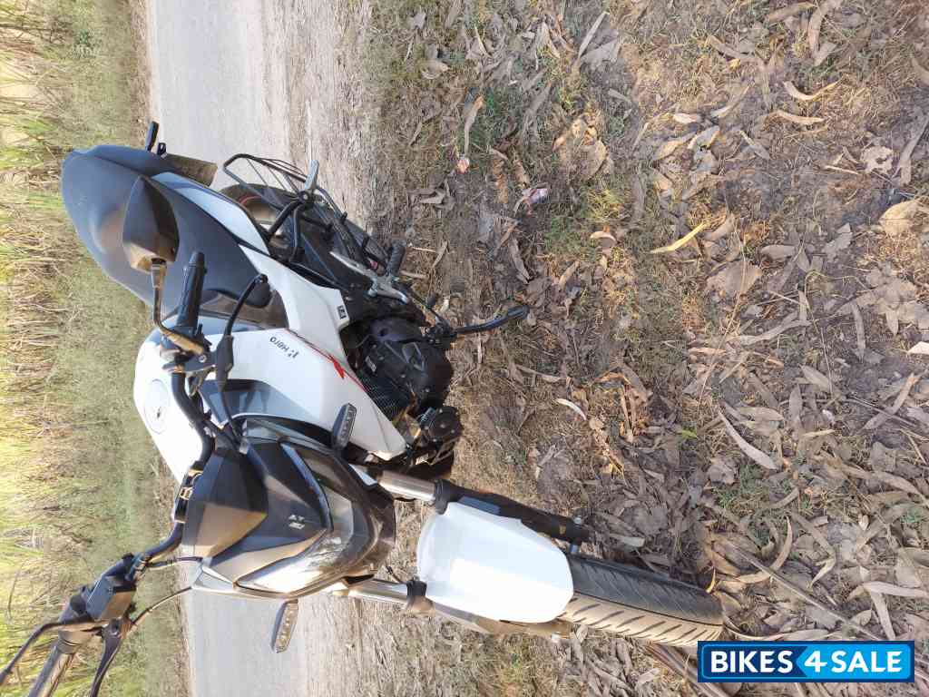 White And Black Hero Xtreme 160R