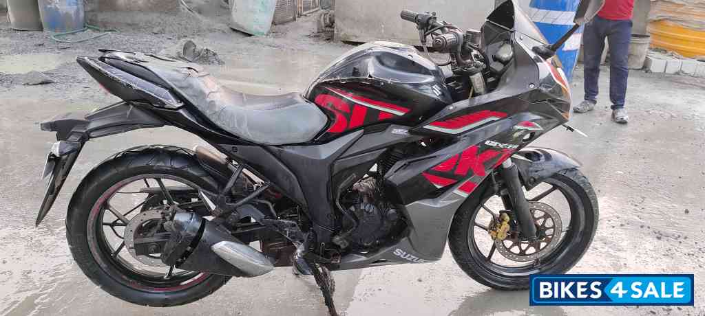 Black Suzuki Gixxer SF