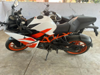 White KTM RC 200
