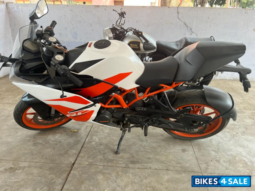 White KTM RC 200