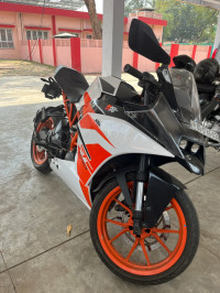 White KTM RC 200