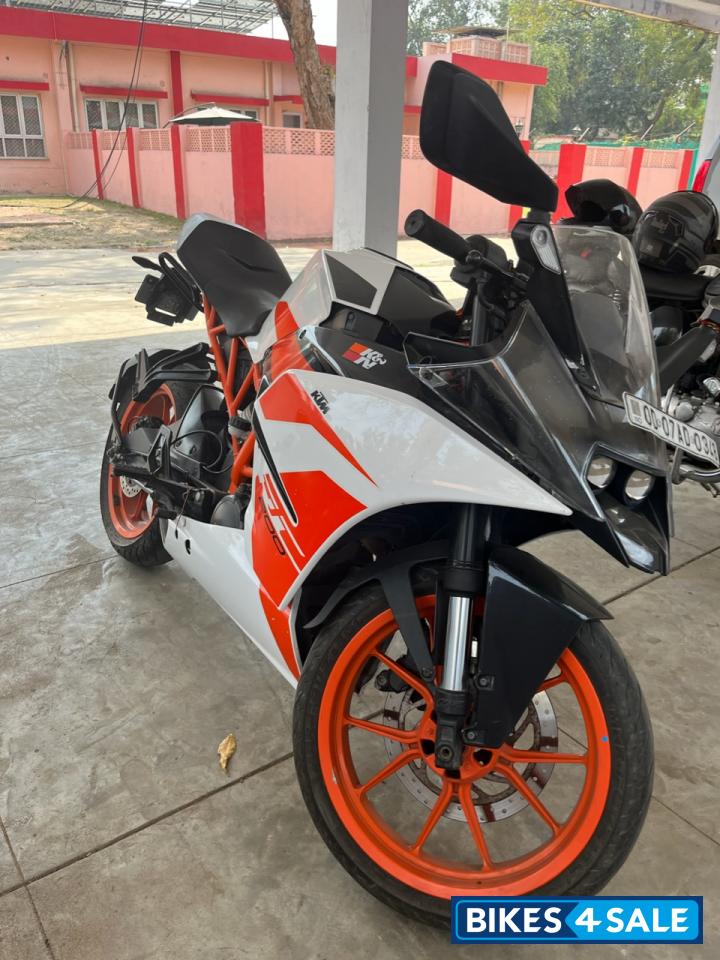 White KTM RC 200