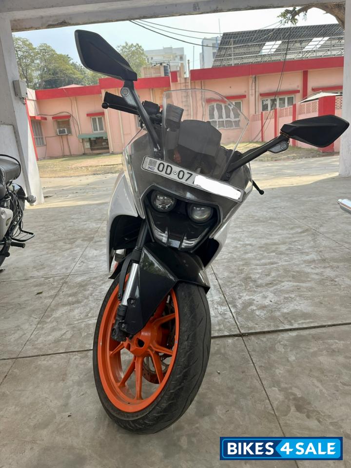 White KTM RC 200