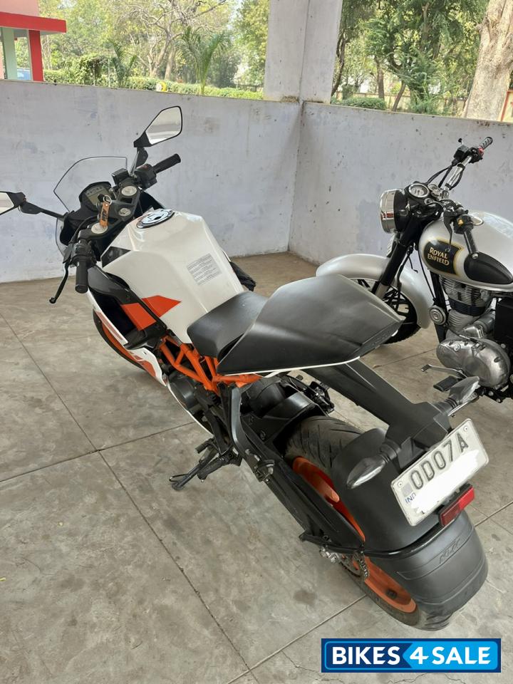 White KTM RC 200