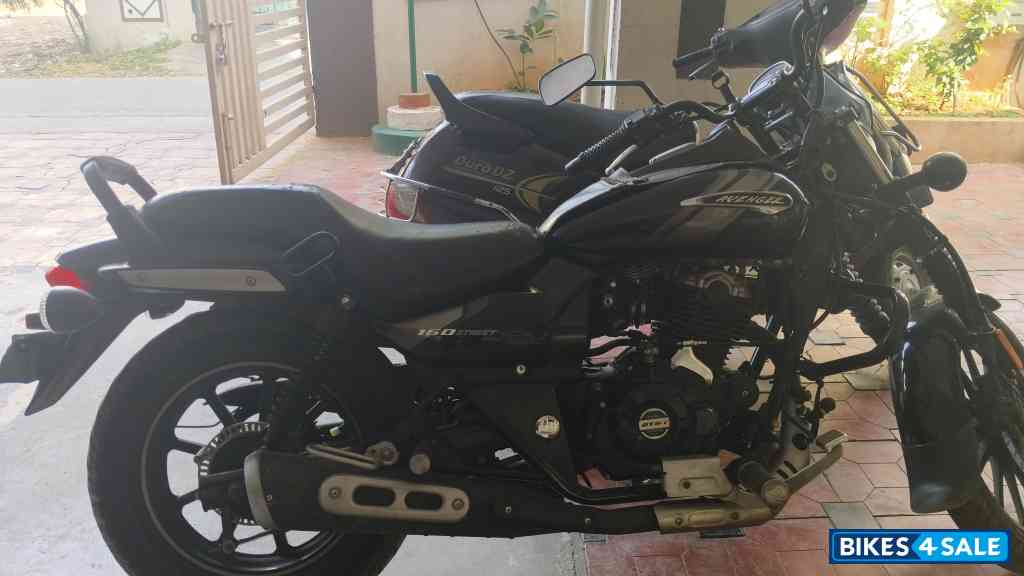 Black Bajaj Avenger Street 160 BS6