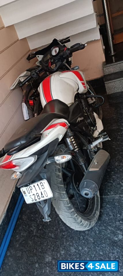 White TVS Apache RTR 160 4V