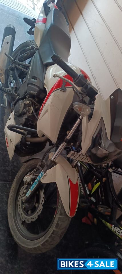 White TVS Apache RTR 160 4V