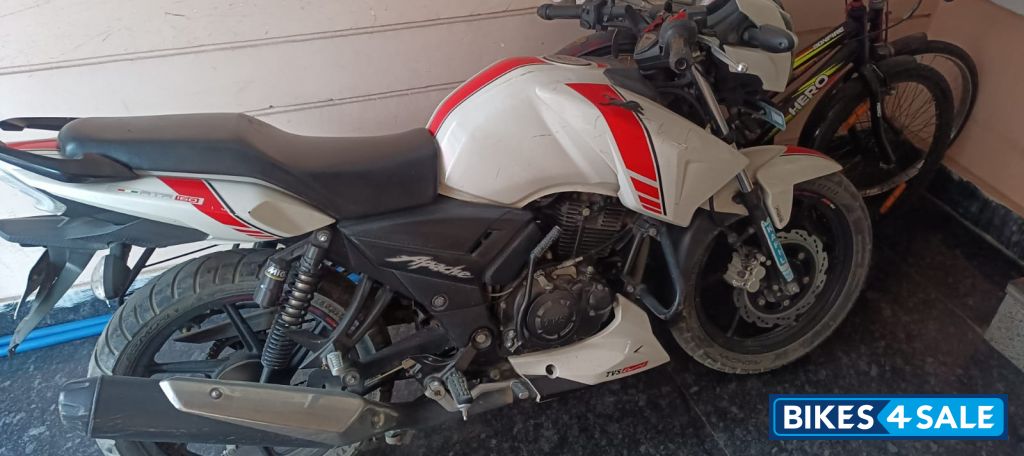 White TVS Apache RTR 160 4V