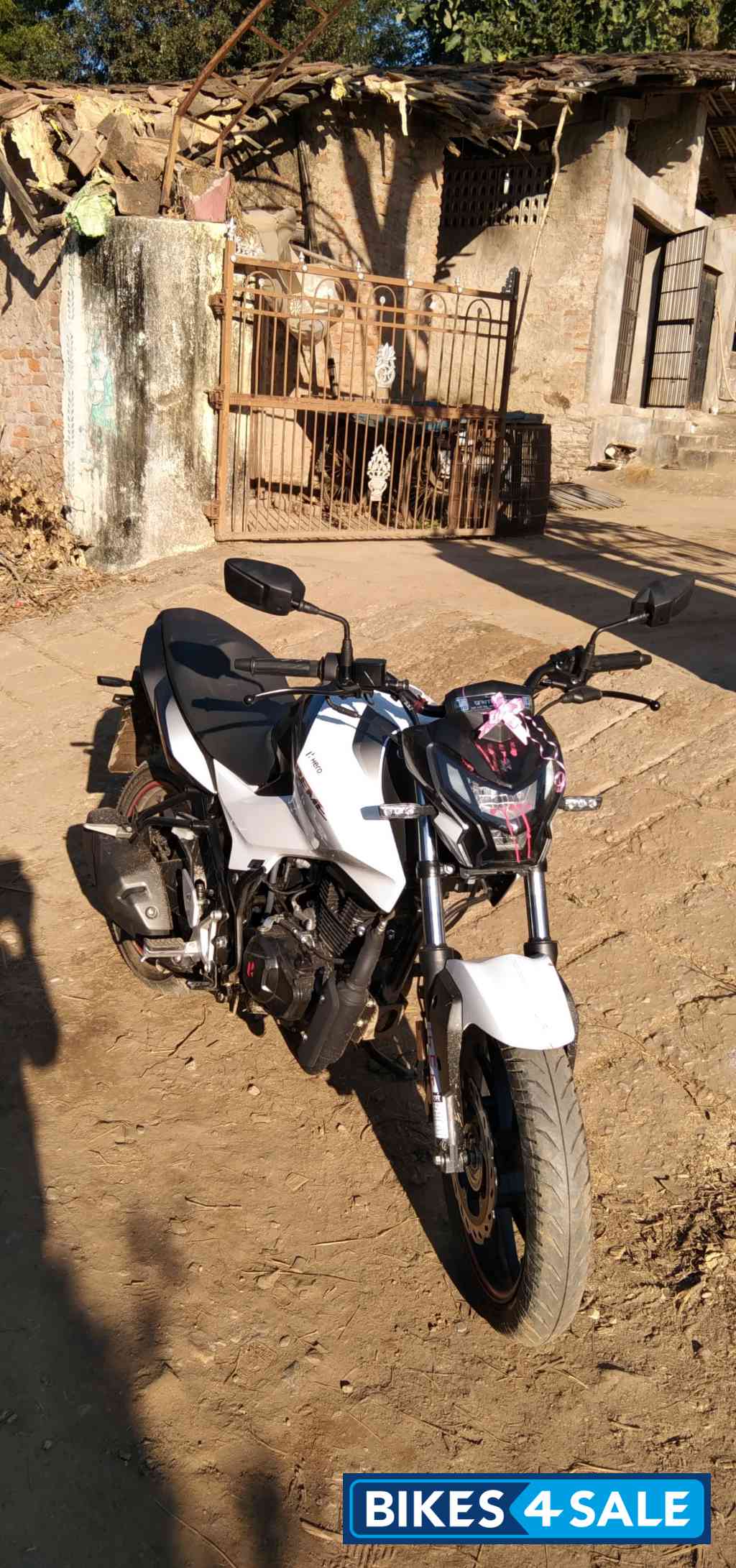 White Hero Xtreme 160R