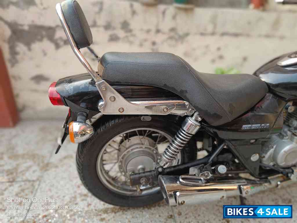Bajaj Avenger 220 DTS-i