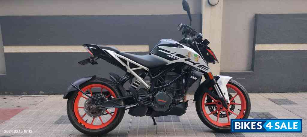 White KTM Duke 200 2020