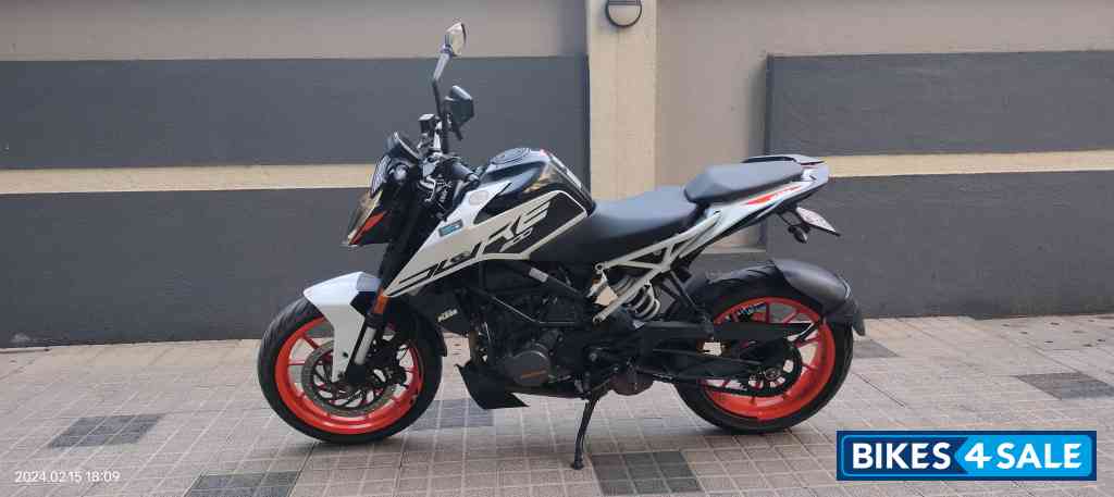 White KTM Duke 200 2020