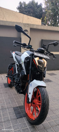 White KTM Duke 200 2020
