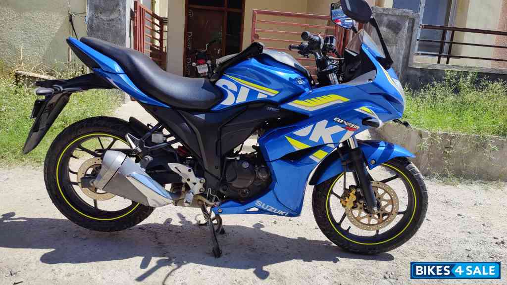 Blue Suzuki Gixxer SF Fi