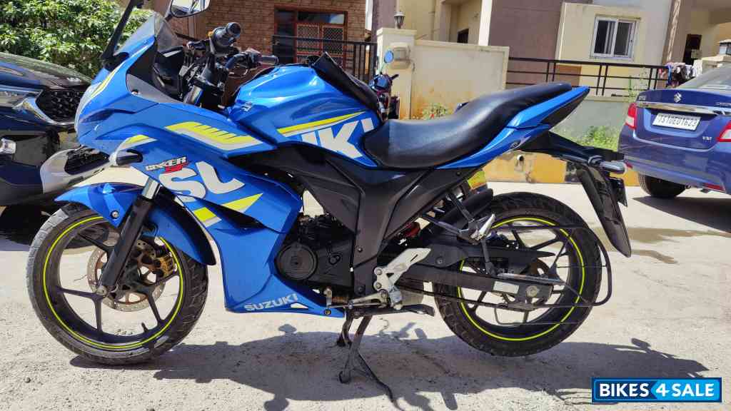 Blue Suzuki Gixxer SF Fi