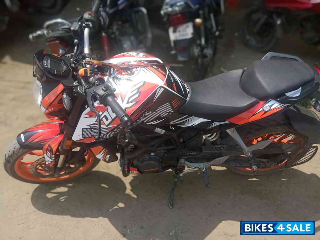 Orange KTM Duke 125 2020
