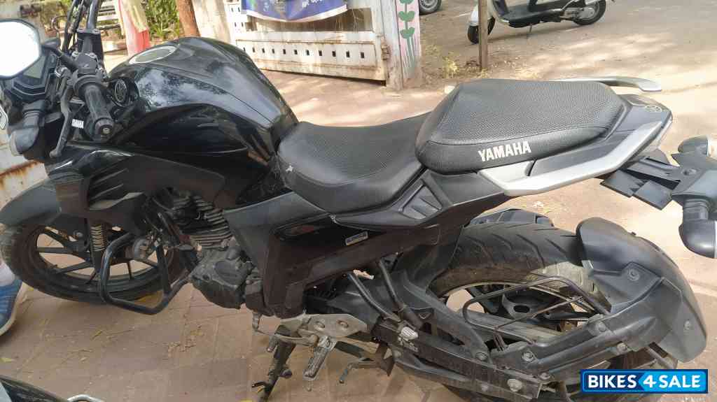 Black Yamaha FZS 25