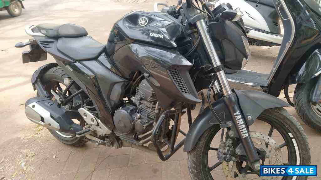 Black Yamaha FZS 25