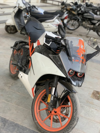 White KTM RC 200