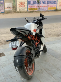 White KTM RC 200