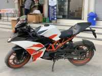 White KTM RC 200