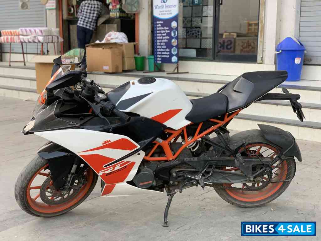 White KTM RC 200