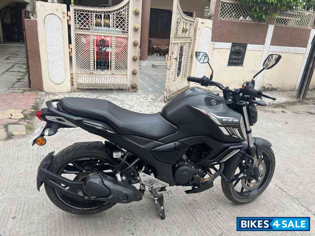 Black Yamaha FZ FI V3 BS6