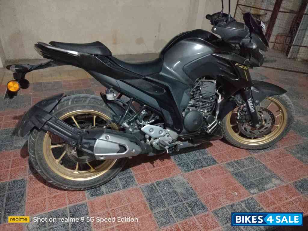 Black Yamaha FZS 25 2022