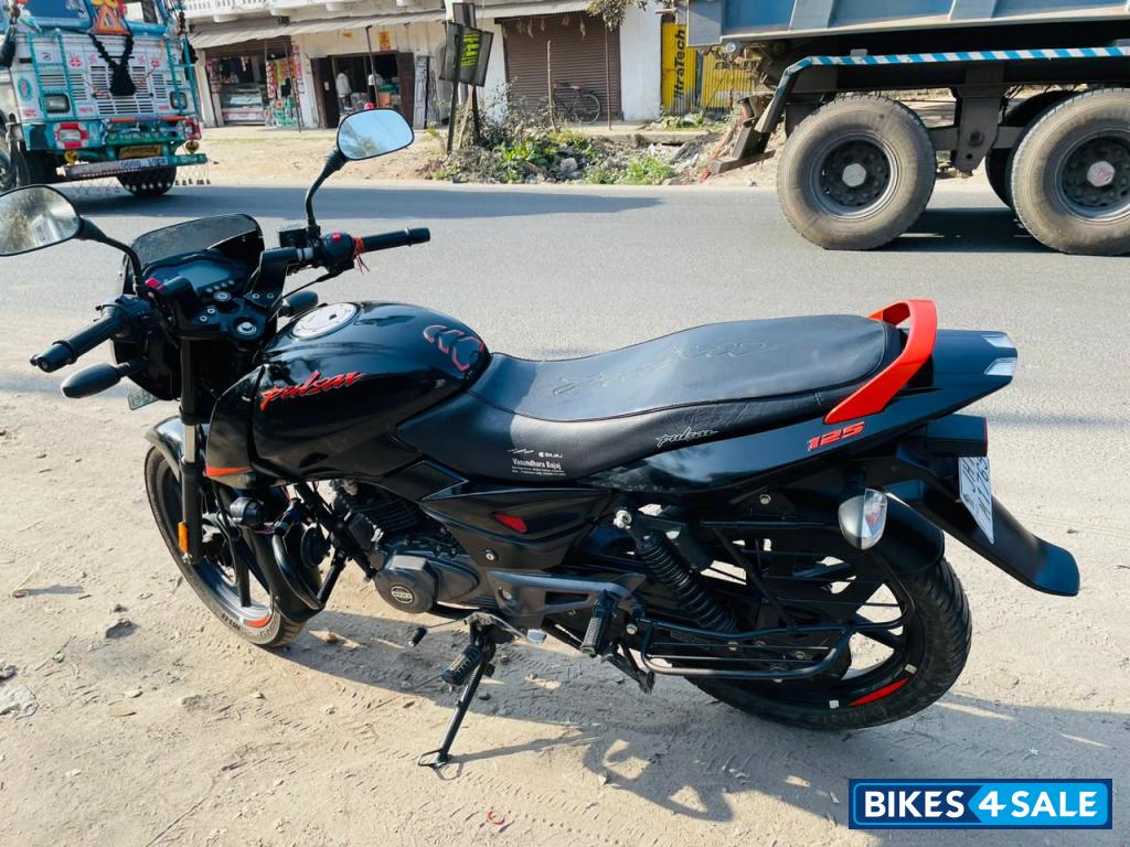 Black Bajaj Pulsar 125 Neon Disc Single Seat