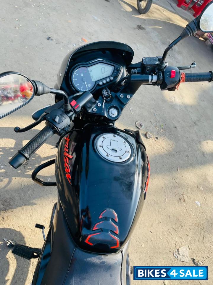 Black Bajaj Pulsar 125 Neon Disc Single Seat