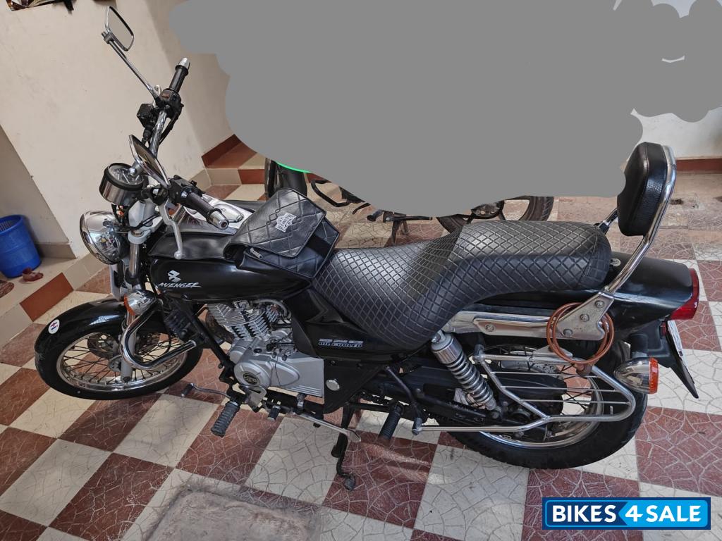 Black Bajaj Avenger Street 220