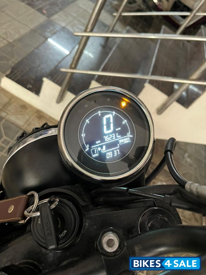 Yezdi Scrambler Dual Tone