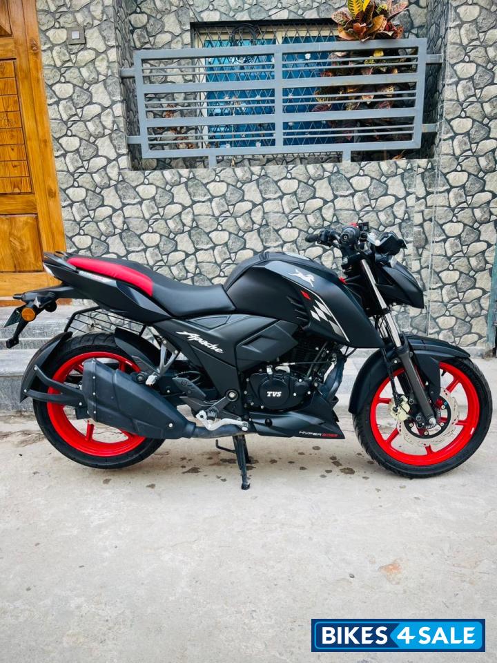 Dual Tone Black Red TVS Apache RTR 160 4V Special Edition Dual Tone Black Red TVS Apache RTR 160 4V Special Edition