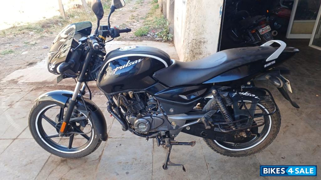 Black Bajaj Pulsar 125 Neon BS6