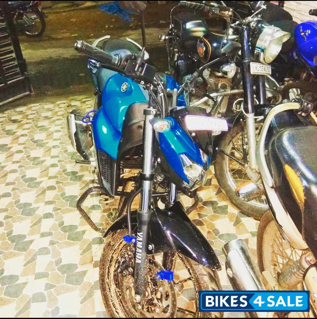 Blue-black Yamaha FZ25