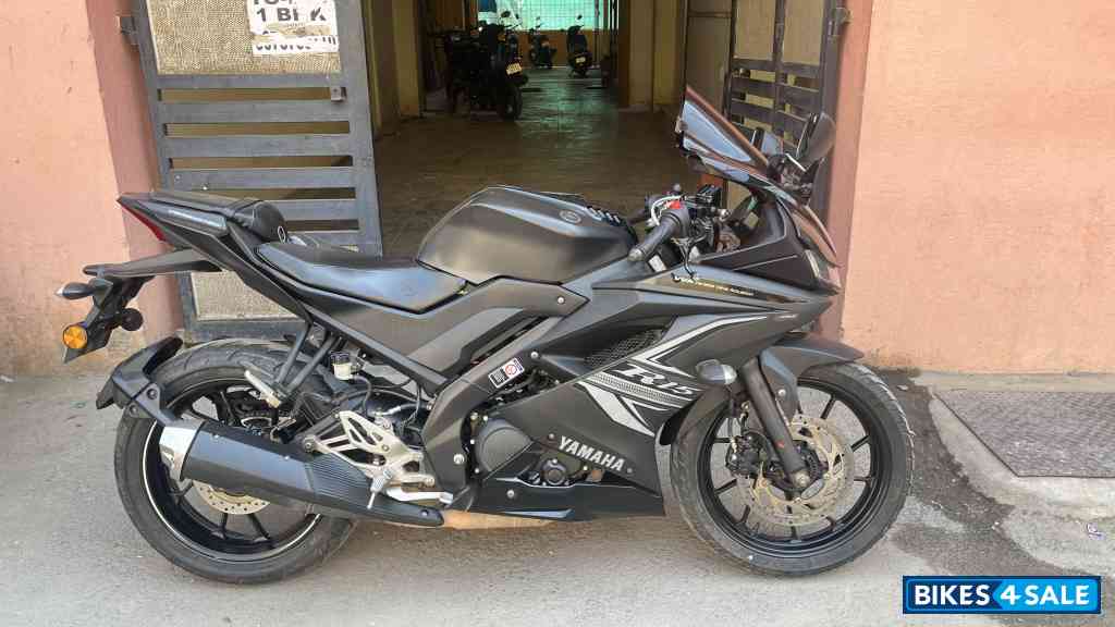 Black Yamaha YZF R15 V3