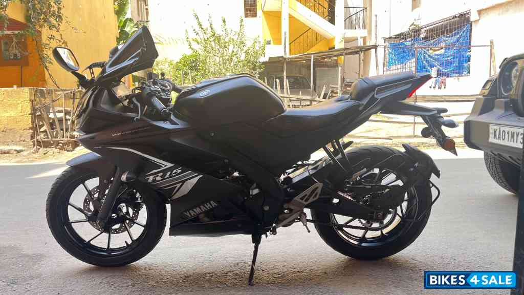 Black Yamaha YZF R15 V3