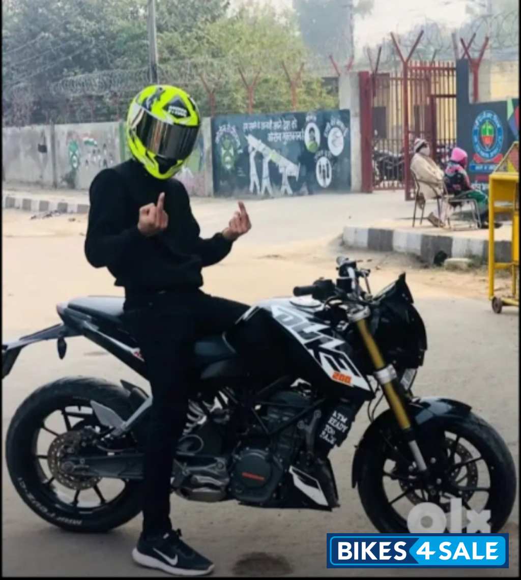 Black KTM Duke 200