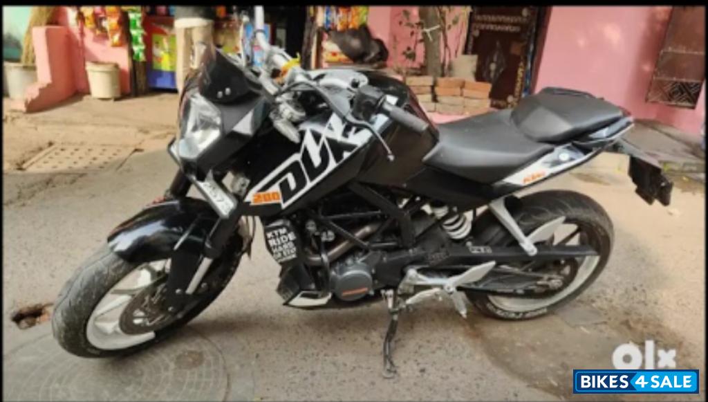 Black KTM Duke 200