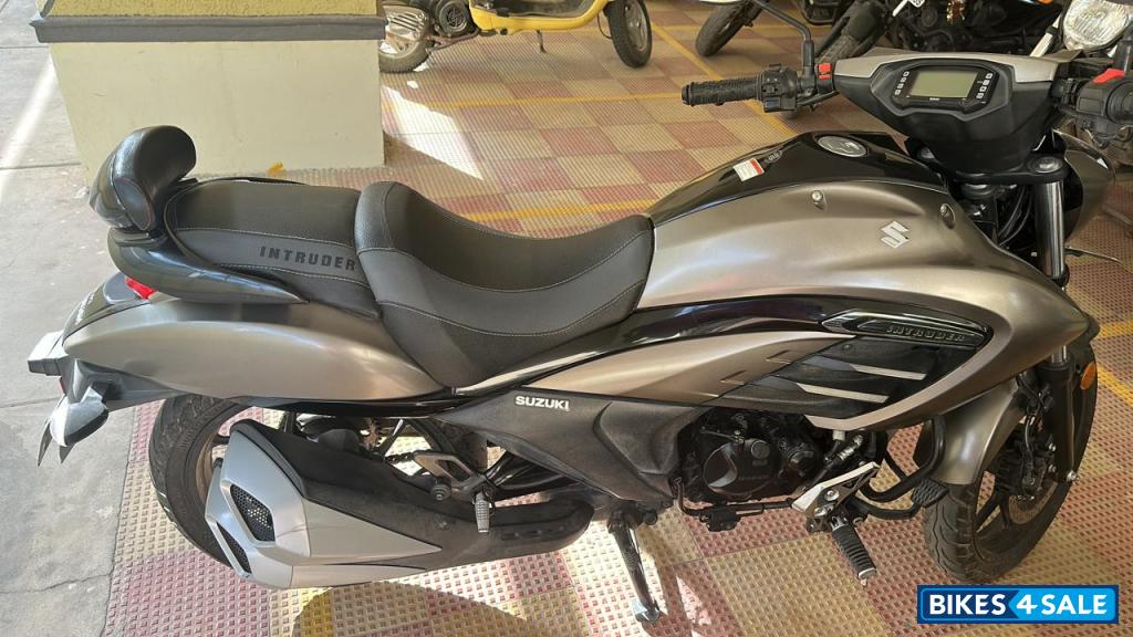 Grey Suzuki Intruder 150