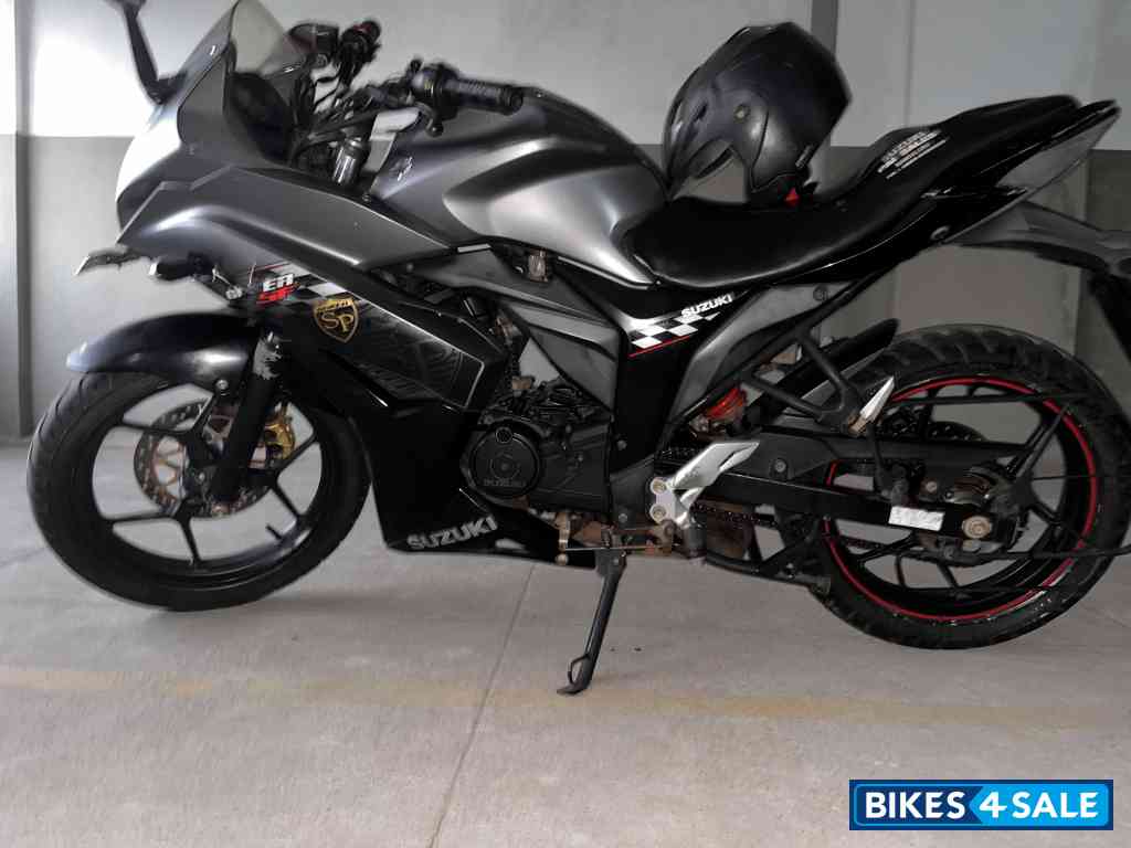 Black Suzuki Gixxer SF