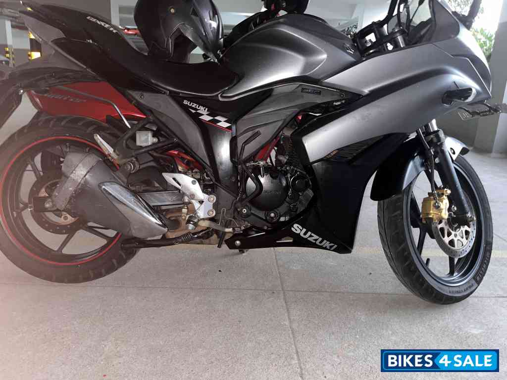 Black Suzuki Gixxer SF