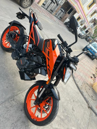 Orange KTM Duke 200 ABS