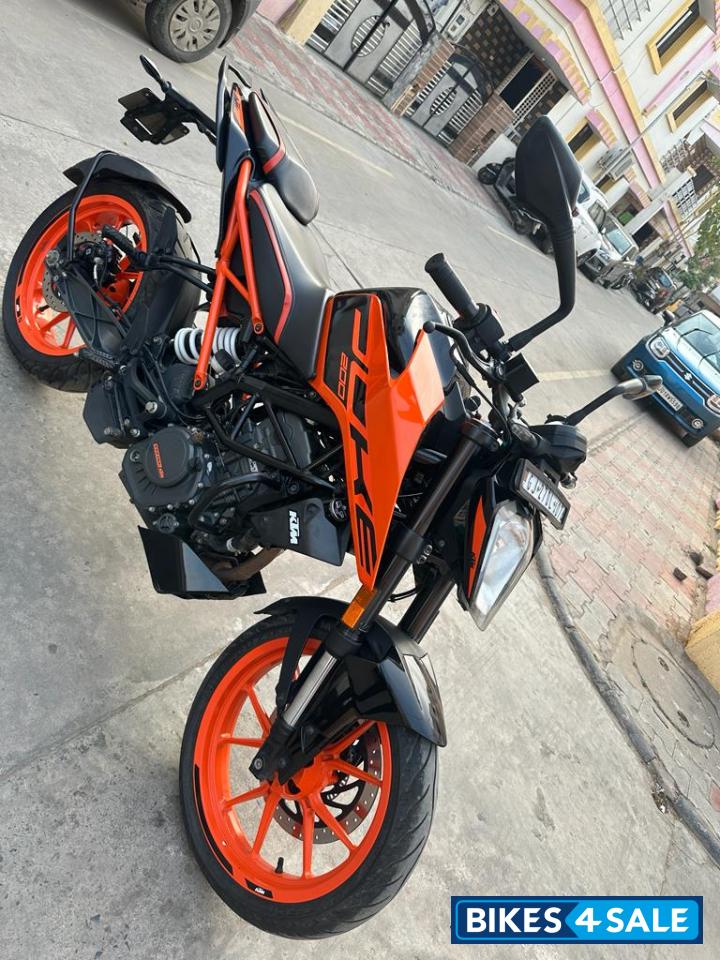 Orange KTM Duke 200 ABS