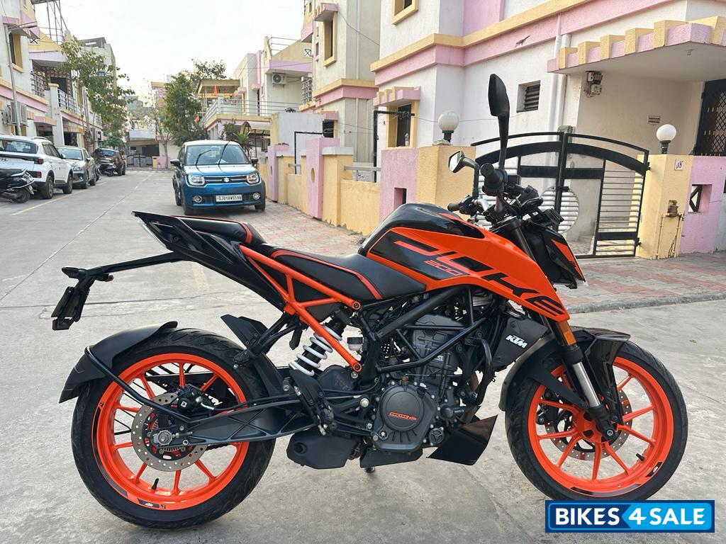 Orange KTM Duke 200 ABS Orange KTM Duke 200 ABS