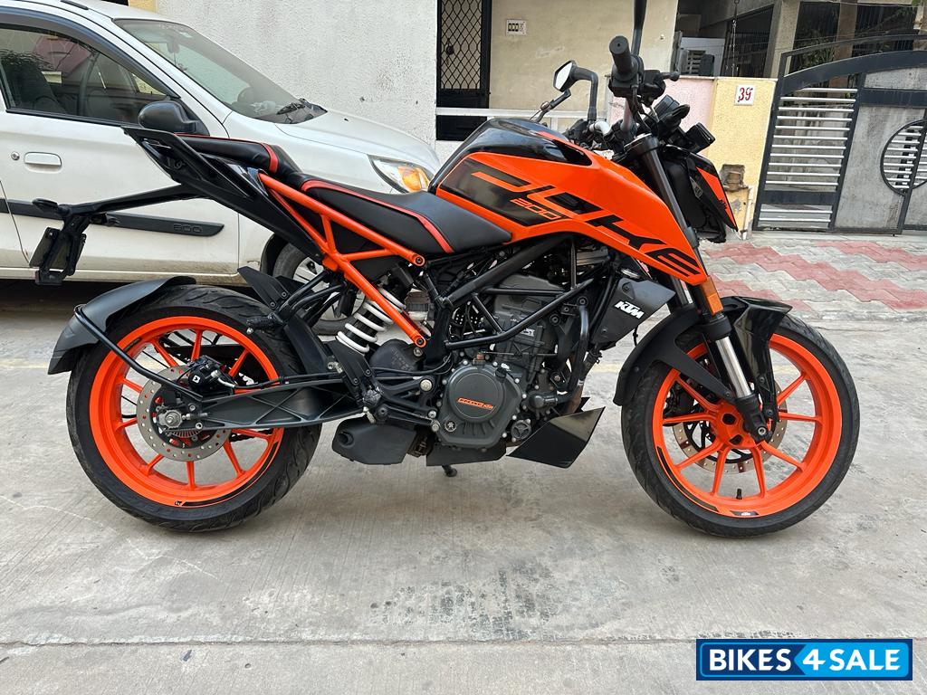 Orange KTM Duke 200 ABS Orange KTM Duke 200 ABS