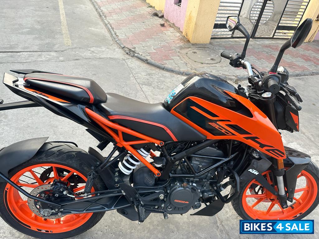Orange KTM Duke 200 ABS Orange KTM Duke 200 ABS