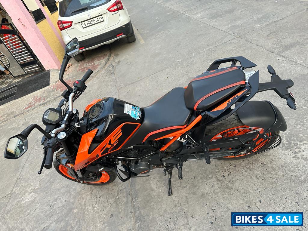 Orange KTM Duke 200 ABS Orange KTM Duke 200 ABS