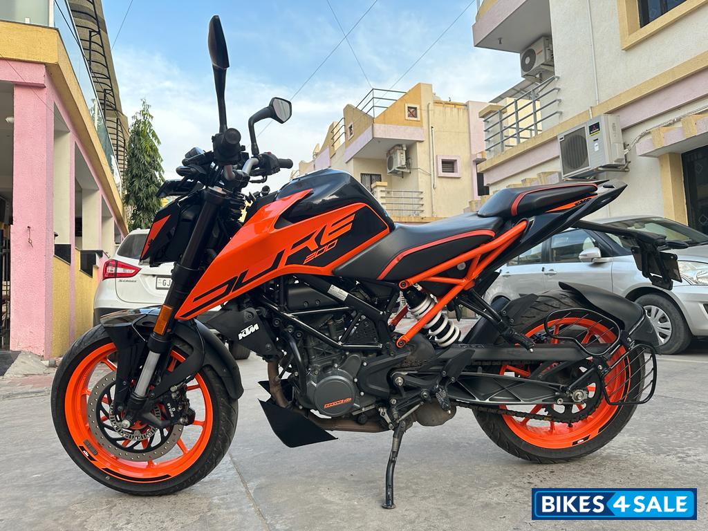 Orange KTM Duke 200 ABS Orange KTM Duke 200 ABS