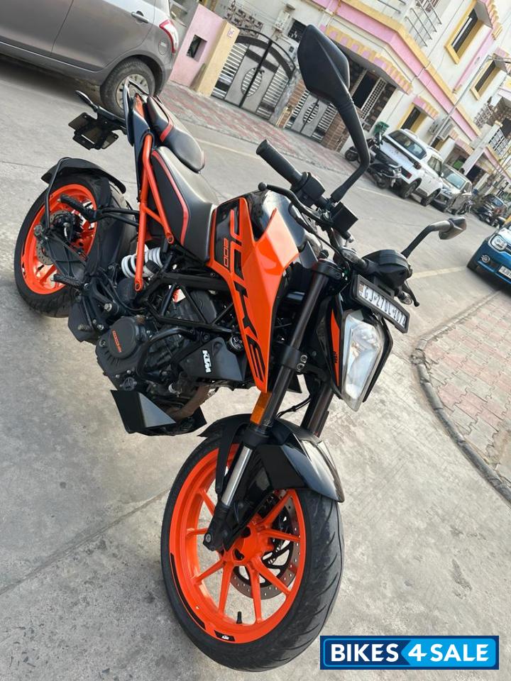 Orange KTM Duke 200 ABS Orange KTM Duke 200 ABS